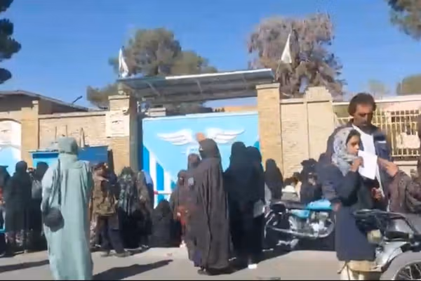 طالبان از ورود زنان بدون برقع به شفاخانه هرات جلوگیری کرد
