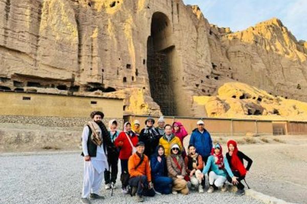پر افغان ښځو بندیزونه؛ طالبان د ښځو په ګډون د بهرنیو سېلانیانو هرکلي ته لاس په ټټر ولاړ دي