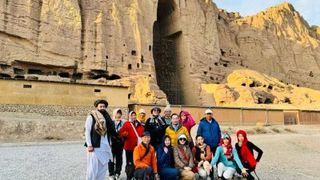 پر افغان ښځو بندیزونه؛ طالبان د ښځو په ګډون د بهرنیو سېلانیانو هرکلي ته لاس په ټټر ولاړ دي