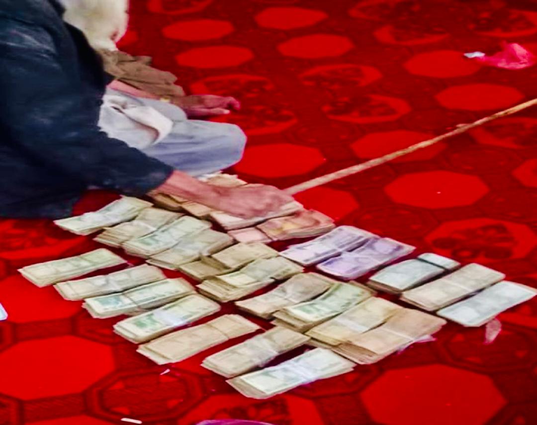طالبان وایي فاریاب کې یې یو سوالګر له څه باندې ۱۰۰زرو افغانیو سره نیولی