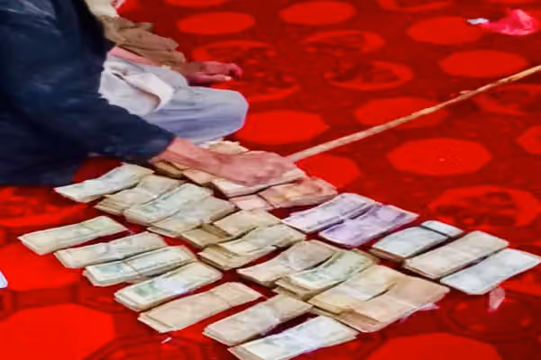 طالبان وایي فاریاب کې یې یو سوالګر له څه باندې ۱۰۰زرو افغانیو سره نیولی