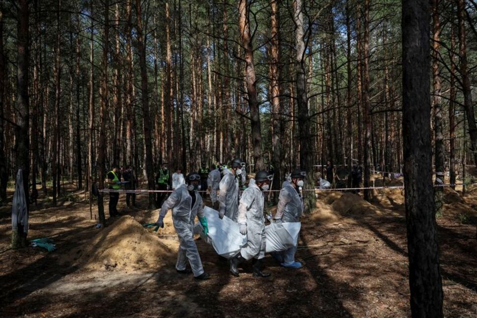 بعد از عقب‌نشینی روسیه، "اوکراینی‌ها مردگان خود را در گورهای دسته‌جمعی جستجو می‌کنند"