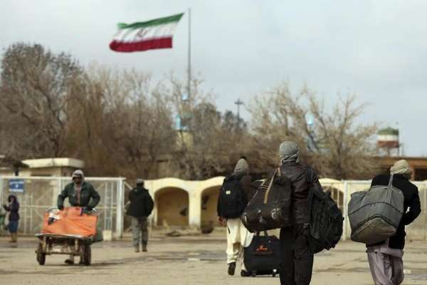 ایران و پاکستان بیش از دو هزار افغان را در یک روز اخراج کردند