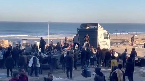 مقامات در غزه اسرائیل را به کشتن بیش از ۱۰۰ فلسطینی در حین دریافت کمکهای بشری متهم کرد