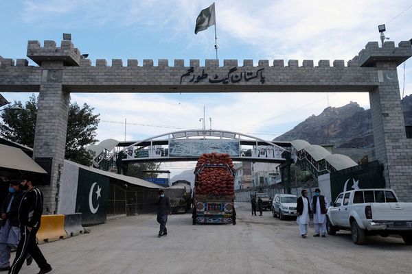 پاکستان د افغان موټر چلوونکو لپاره پاسپورټونه او ویزې لازمي کړل