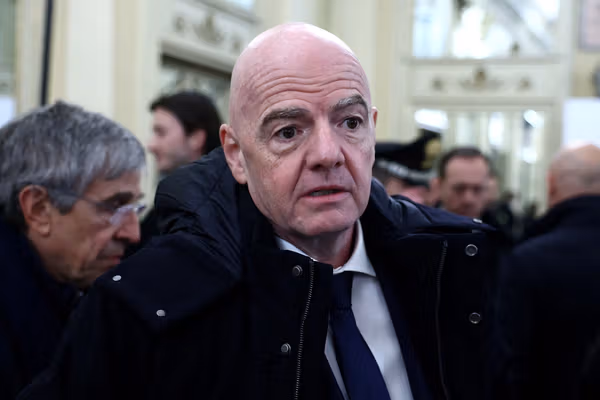 رئیس فیفا از لغو محرومیت ورزشکاران روسیه از رقابتهای بینالمللی حمایت کرد