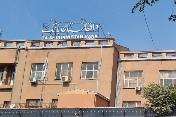 طالبان وایي، په بانکونو د خلکو باور یو ځل بیا ډېر شوی
