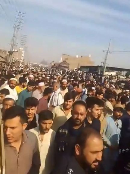 صدها نفر در شهر پیشاور در اعتراض به ادعای 'توهین به قرآن' به ایستگاه پولیس یورش بردند