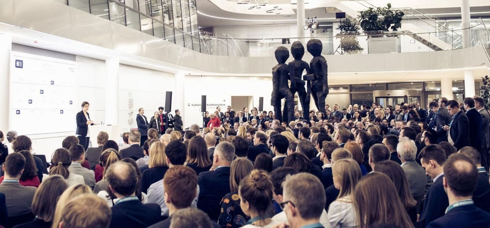 ۱۱ وزیر خارجه زن در نشست مونیخ: طالبان با حذف زنان، آینده افغانستان را به خطر می‌اندازند