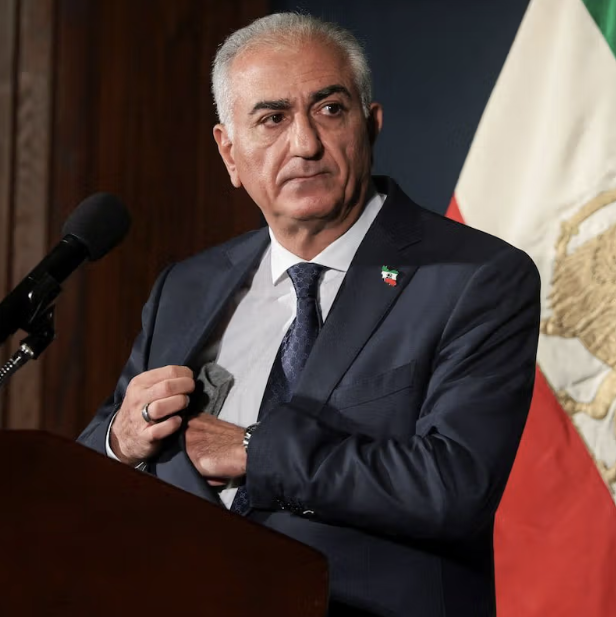 رضا بهلوي: بوفاة علي خامنئي انتهت الجمهورية الإسلامية الإيرانية عملياً