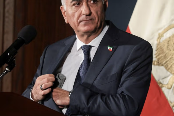 رضا بهلوي: بوفاة علي خامنئي انتهت الجمهورية الإسلامية الإيرانية عملياً