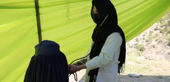 الزلزال شرق أفغانستان يجبر النساء على الولادة في ظروف قاسية داخل الخيام