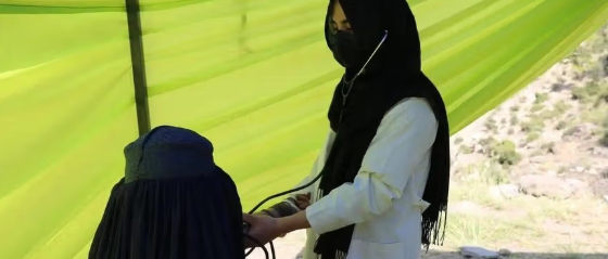 الزلزال شرق أفغانستان يجبر النساء على الولادة في ظروف قاسية داخل الخيام