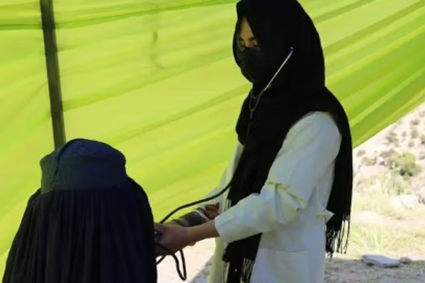 الزلزال شرق أفغانستان يجبر النساء على الولادة في ظروف قاسية داخل الخيام