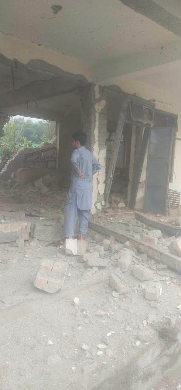 په باجوړ کې ناپېژاندو کسانو د چاودېدونکو توکو پرمټ یو دولتي ښوونځی الوځولی دی