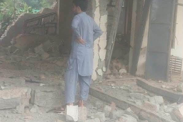 په باجوړ کې ناپېژاندو کسانو د چاودېدونکو توکو پرمټ یو دولتي ښوونځی الوځولی دی