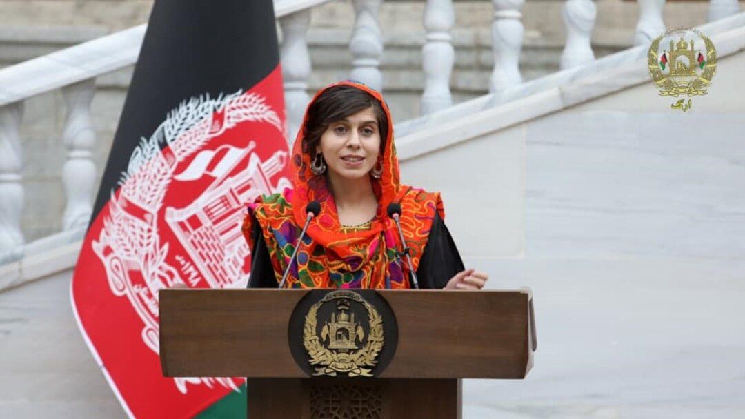 شفیقه خپلواک، شاعر مشهور زبان پشتو در حال شعرخوانی 