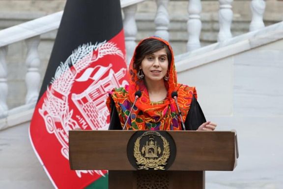 شفیقه خپلواک، شاعر مشهور زبان پشتو در حال شعرخوانی