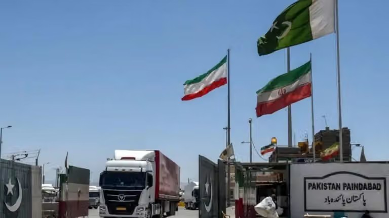 باكستان تعيد فتح معبر تجاري مع إيران بعد إغلاق استمر أسبوعاً