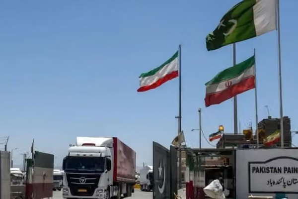 باكستان تعيد فتح معبر تجاري مع إيران بعد إغلاق استمر أسبوعاً