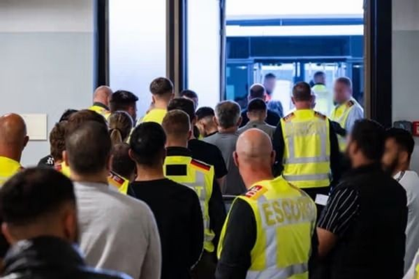 بعد الاتفاق مع طالبان.. ألمانيا ترحّل لاجئاً أفغانياً إلى أفغانستان