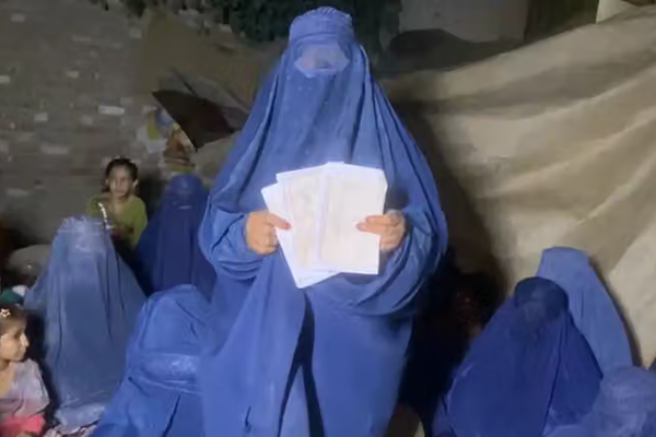 امرأة تحاول إحراق نفسها وطفليها احتجاجاً على الإخلاء القسري لمنازلهم من قبل طالبان