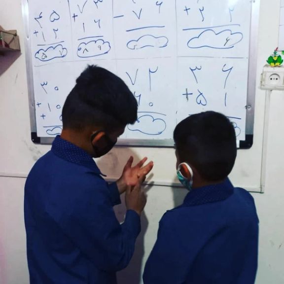 دانشآموزان افغان در ایران برای دریافت کارت سلامت با مشکل مواجهاند