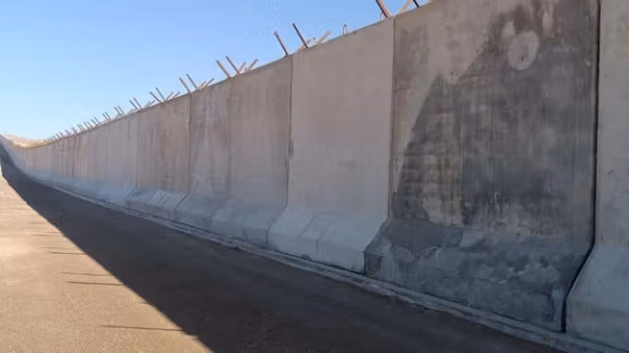 فرمانده ارتش ایران: دیوارکشی در مرز افغانستان از شتاب خوبی برخوردار است