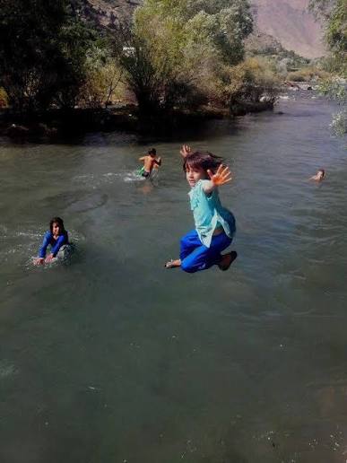 دختران خردسال پنجشیری به رودخانه می‌پرند