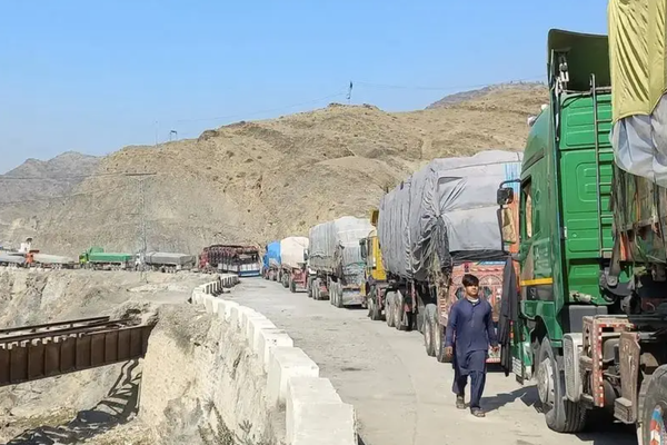 Afghan, Pakistani Traders Face Millions in Losses As Torkham Border Remains Closed