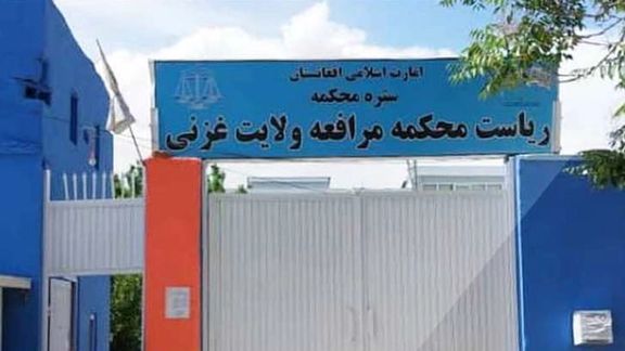 طالبانو په غزني کې یو کس د خلکو د سترګو په وړاندې په دورو وهلی