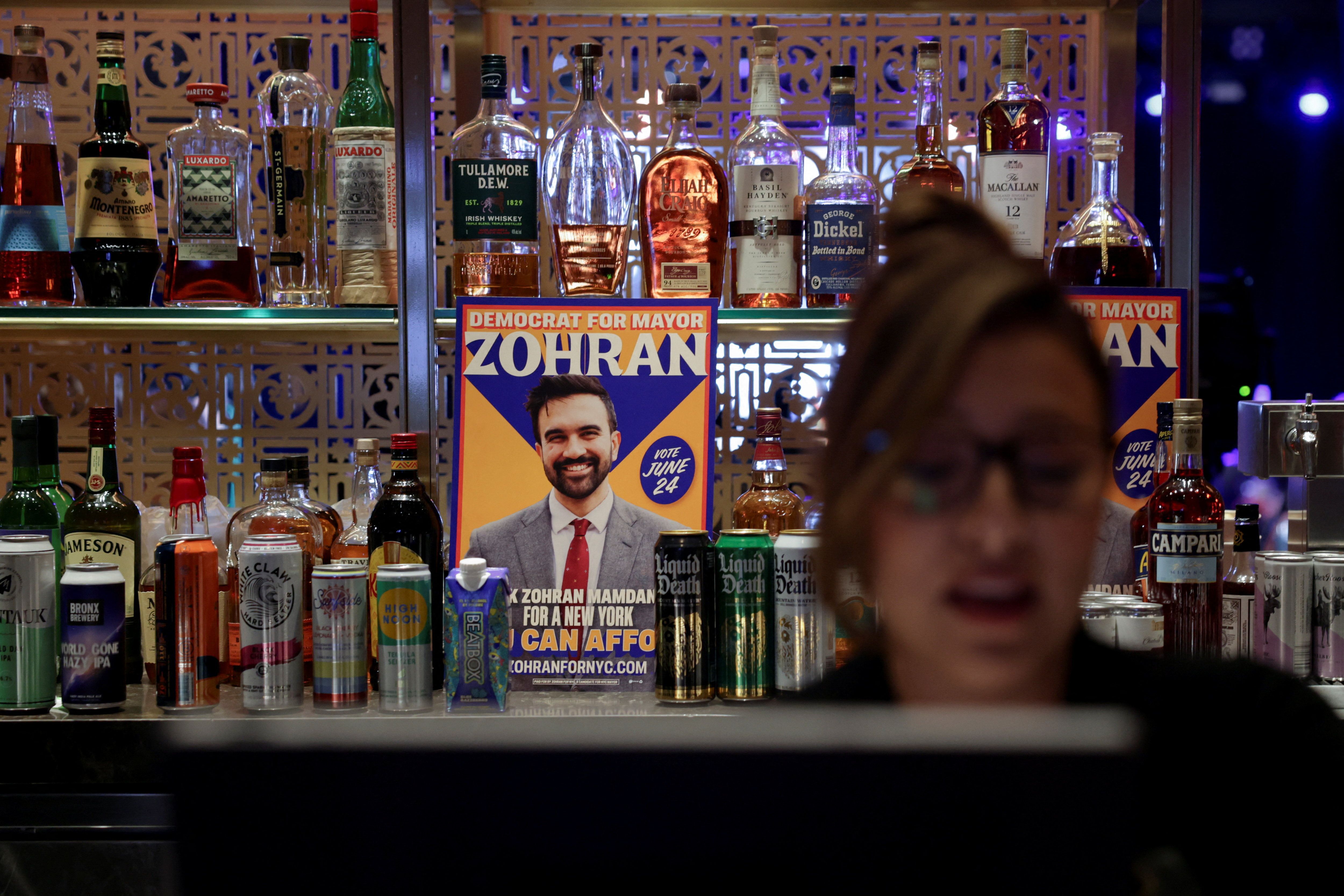 پوستر تبلیغات ممدانی در یک بار مشروب در نیویارک. منتقدانش رای‌دهندگان را از دین وی ترساندند