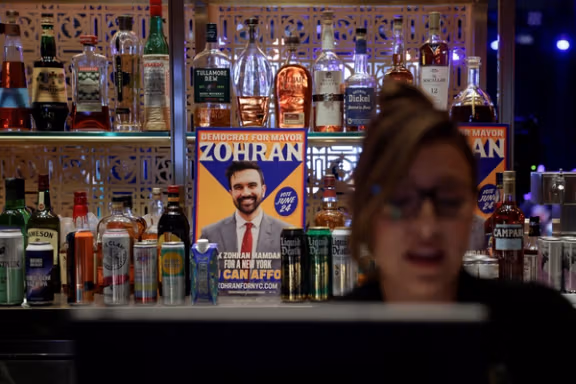 پوستر تبلیغات ممدانی در یک بار مشروب در نیویارک. منتقدانش رایدهندگان را از دین وی ترساندند