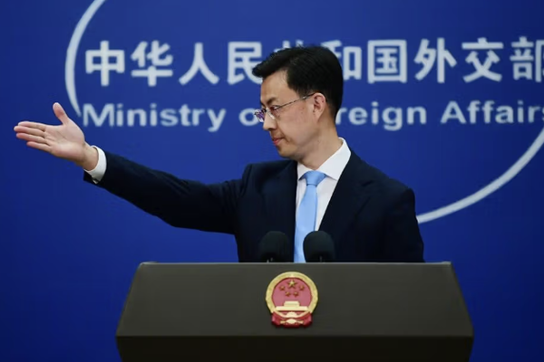 الصين تدعو مجدداً لحوار بين طالبان وباكستان لحل التوترات