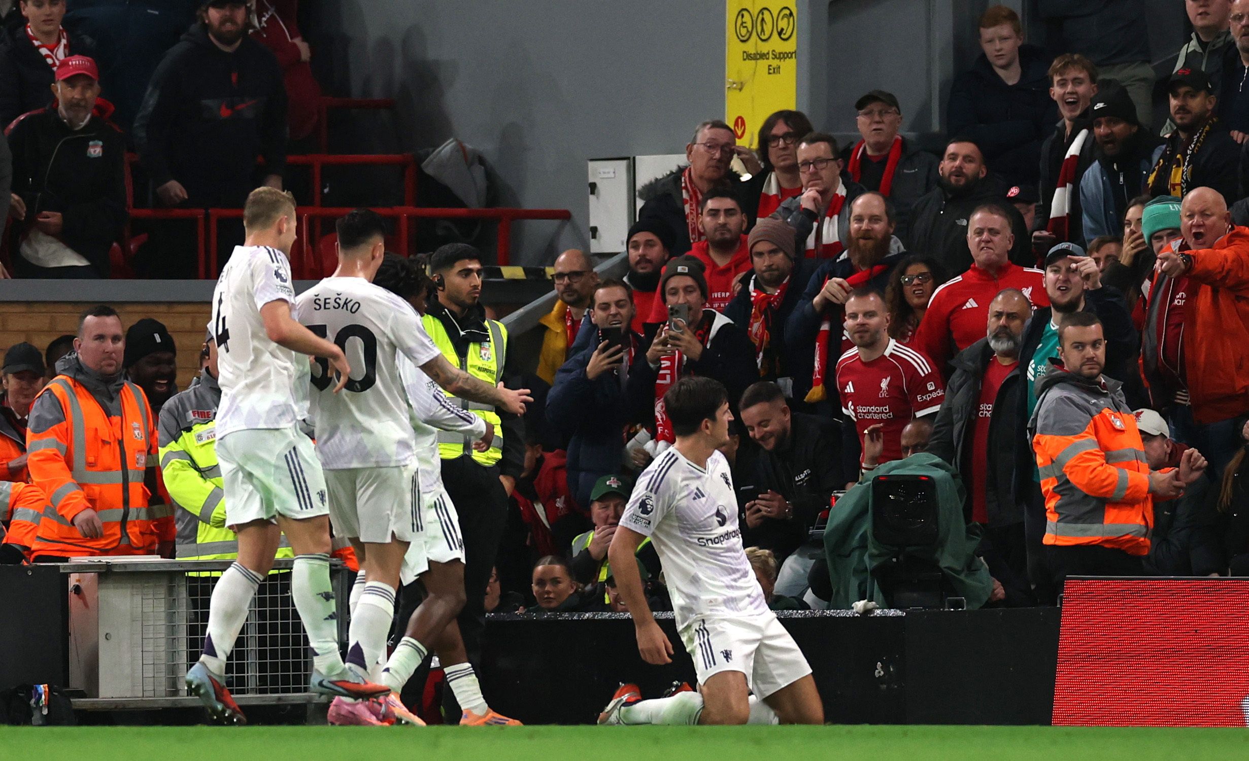 منچستریونایتد با شکستن طلسم ۹ ساله، چهارمین شکست پیاپی لیورپول را رقم زد