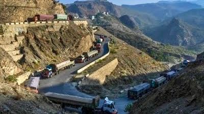 اکسپرس تریبون: پاکستان بدون «جواز موقت» به لاریهای افغانستان اجازه ورود نمیدهد