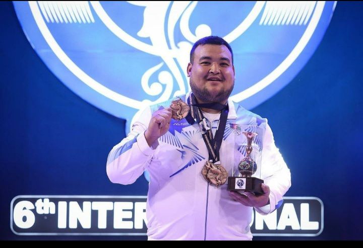 افغان لوبغاړي فضل کریم ترکمن د وزن پورته کولو نړیوالو سیالیو کې د برونزو درې مډالونه کټلي