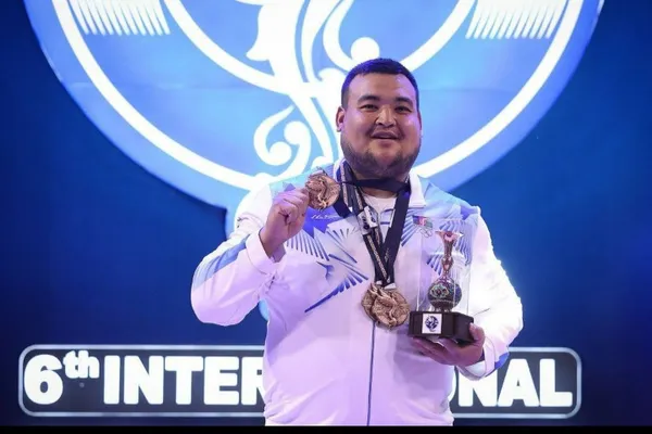 افغان لوبغاړي فضل کریم ترکمن د وزن پورته کولو نړیوالو سیالیو کې د برونزو درې مډالونه کټلي