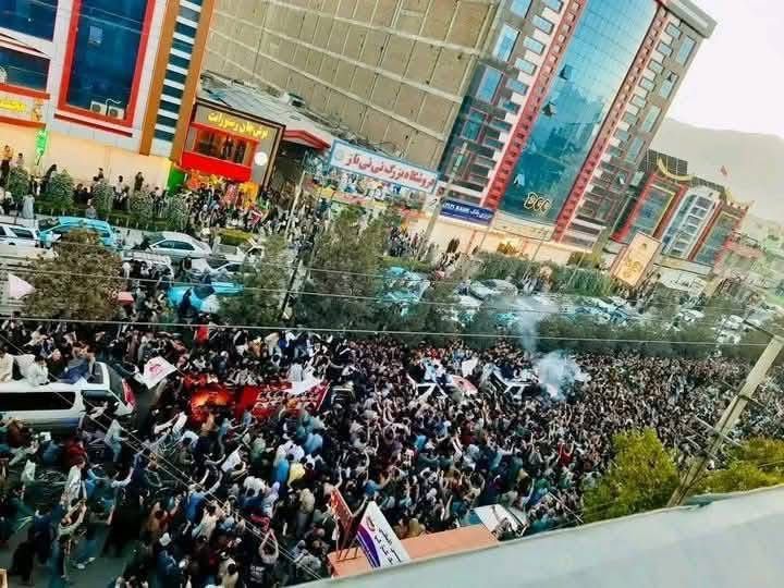 حضور بی‌سابقه شهروندان در خیابان‌های کابل برای استقبال از تیم فوتسال افغانستان
