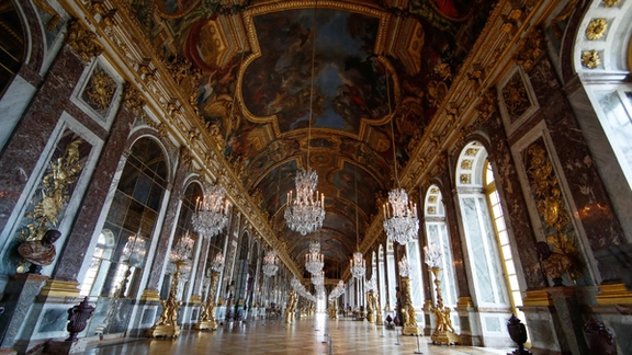 موزیم لوور و کاخ ورسای در پاریس به دلیل تهدیدات 'بمبگذاری' تخلیه شدند