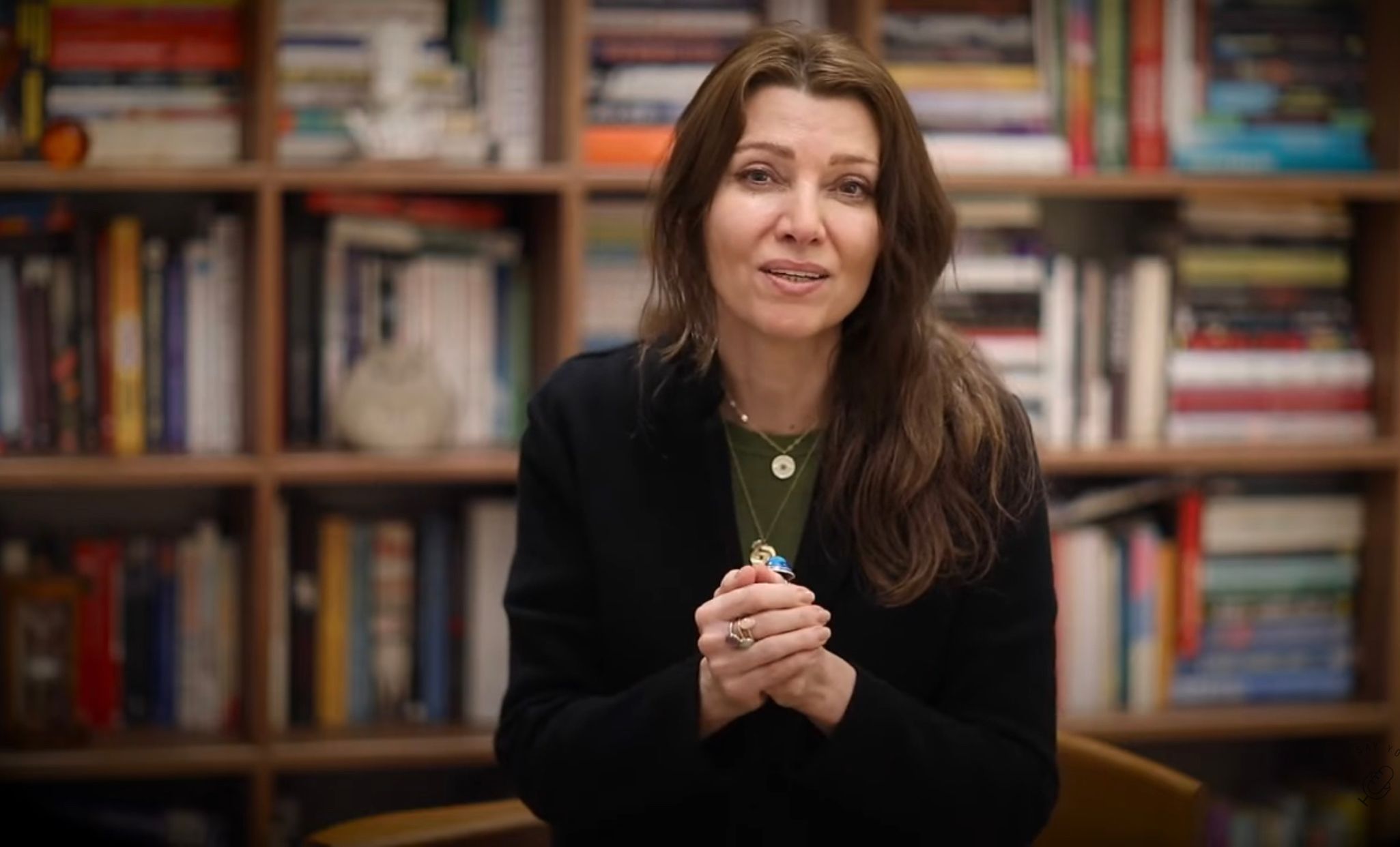 نویسنده رمان ملت عشق: در قانون طالبان زنان در رده برده‌ها هستند