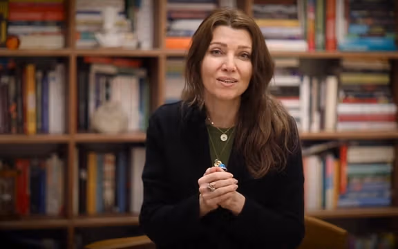 نویسنده رمان ملت عشق: در قانون طالبان زنان در رده بردهها هستند