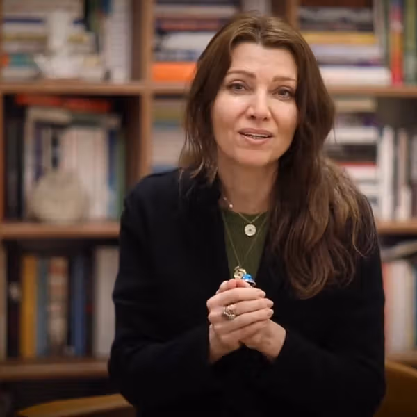 نویسنده رمان ملت عشق: در قانون طالبان زنان در رده بردهها هستند