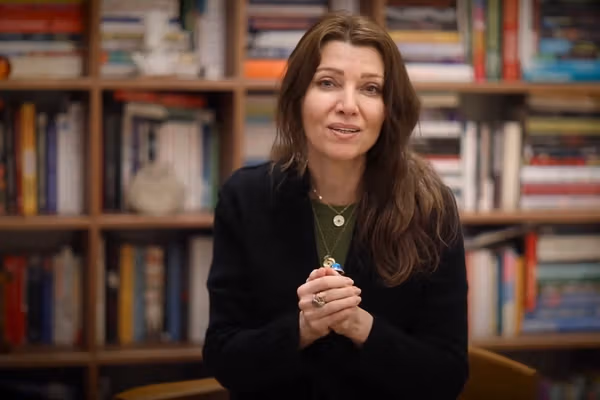 نویسنده رمان ملت عشق: در قانون طالبان زنان در رده بردهها هستند