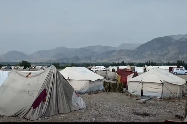 د طالبانو او پاکستان ترمنځ جګړې زرګونه کورنۍ له سختو بشري ستونزو سره مخ کړې دي