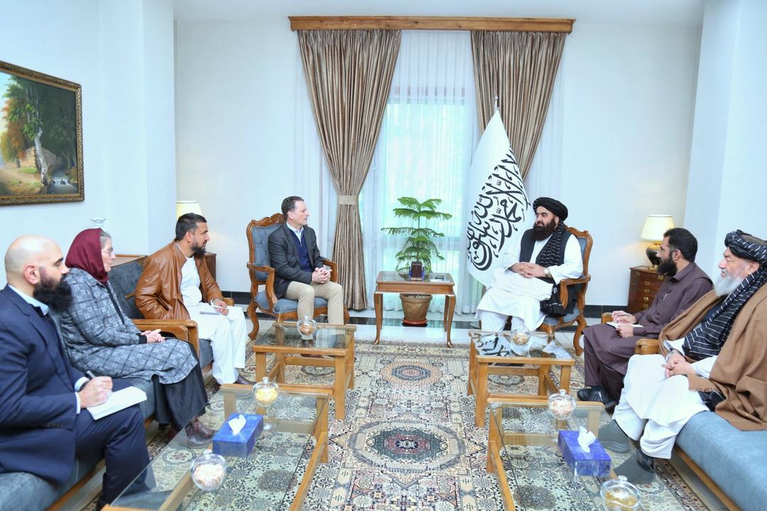 متقي سره صلیب ته: په نورو هېوادونو کې د افغان بندیانو په برخه کې راسره مرسته وکړئ