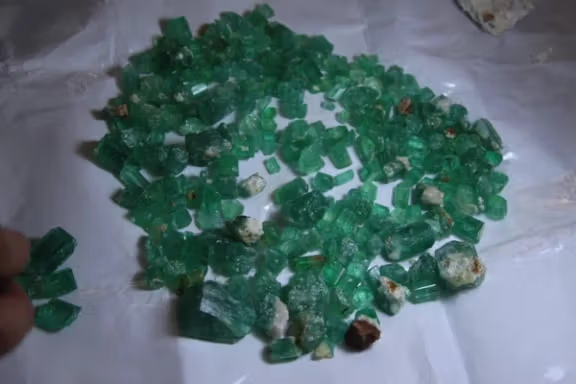 طالبانو د پنجشېر څه باندې ۵زره قیراطه زمرد پلورلي دي