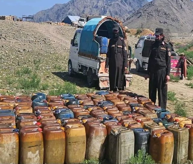 طالبان وایي په ننګرهار کې ۱۶کسان پاکستان ته د تېلو د قاچاق په تور نیول شوي