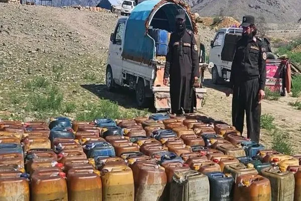 طالبان وایي په ننګرهار کې ۱۶کسان پاکستان ته د تېلو د قاچاق په تور نیول شوي