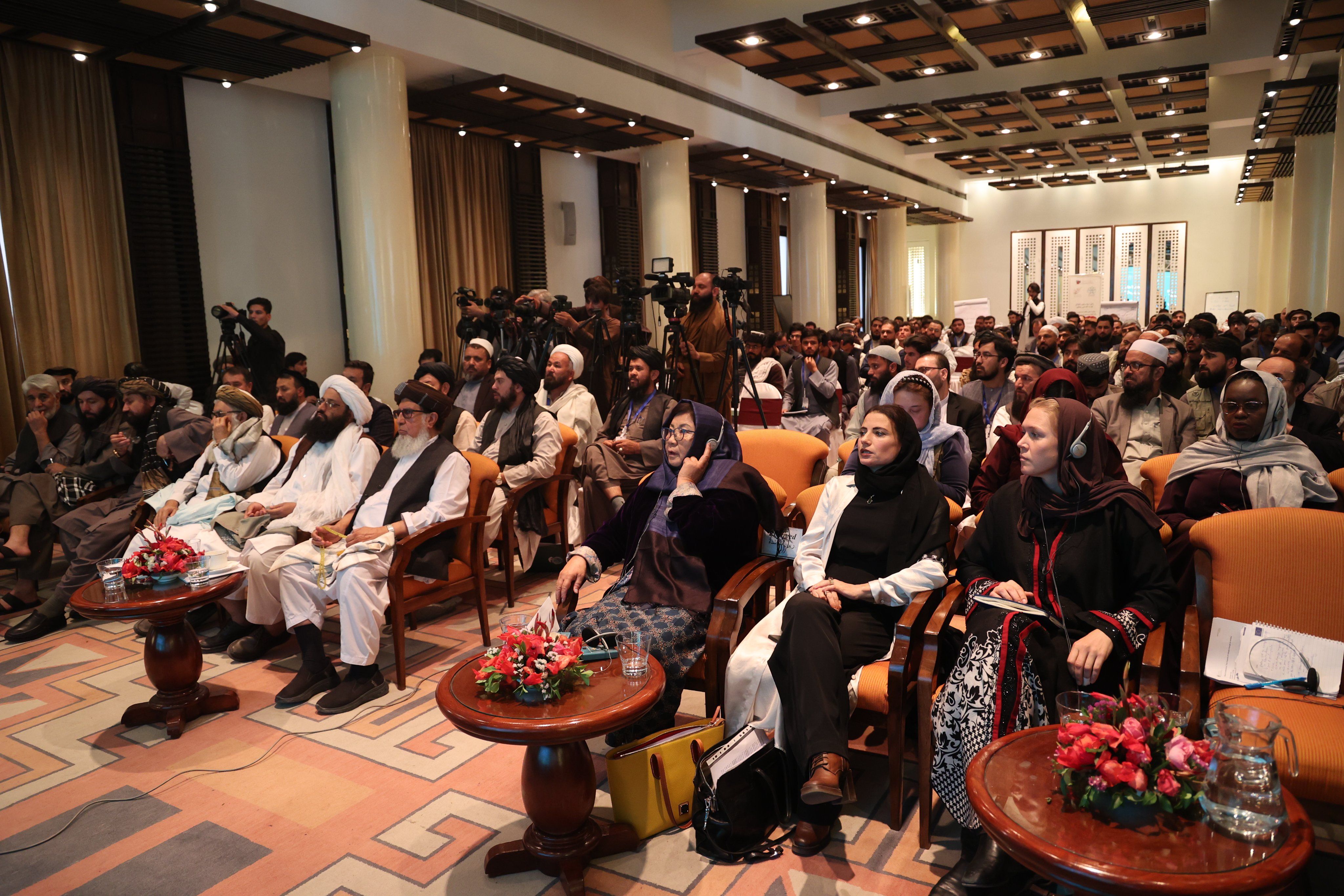 طالبان به زنان خارجی اجازه شرکت در نشست‌های عمومی می‌دهد، اما به زنان افغان نه